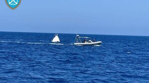 Η θαλαμηγός βυθίστηκε, ο 76χρονος περισυνελέγη σώος!