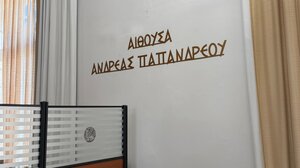 Ανήμερα της επετείου του ΠΑΣΟΚ, ο Ανδρέας… «επέστρεψε» στη Λότζια! 