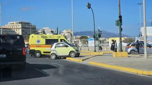 Το αυτοκίνητο "σκαρφάλωσε" στο πεζοδρόμιο!