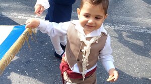 Ο ενάμιση έτους Αχιλλέας "έκλεψε" την παράσταση στην παρέλαση με τα "Ζουζουνάκια"!