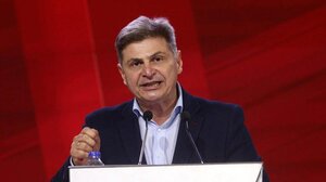 Φαραντούρης: Ενώνω τη φωνή μου με την Καρυστιανού, αν αποφασίσω να πορευτώ σε άλλον δρόμο θα ενημερώσω αρμοδίως τον ΣΥΡΙΖΑ