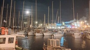 Στάση αναμονής με... πολλή αγανάκτηση για τα κακώς κείμενα έξω από το λιμάνι του Ηρακλείου!