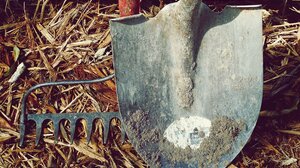 Καβγάδισαν, άρπαξε το φτυάρι και τον χτύπησε!