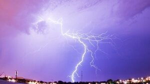 Φωτιά στην οροφή ξενοδοχείου από... κεραυνό!