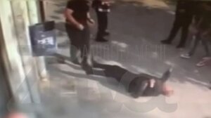 Βίντεο: Η στιγμή που 18χρονος σπρώχνει 72χρονη για τη σειρά στο ΑΤΜ