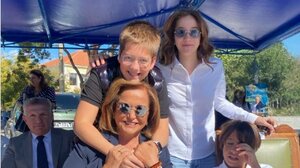 Παρέα με τα εγγόνια της η Ντόρα Μπακογιάννη στα Χανιά