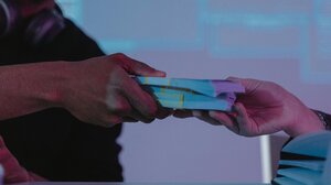 Απαιτούσε 1000 ευρώ για να μην τον δείρει που του έκλεψε την «καβάντζα»