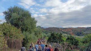 Κατηφορική σχετικά εύκολη πεζοπορία για νέους ορειβάτες και παιδιά που συνοδεύονται από τους γονείς τους