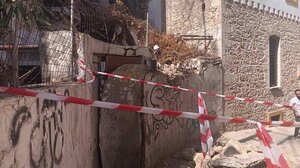 Κινητοποίηση μετά την κατάρρευση τμήματος τοίχου στο Ηράκλειο