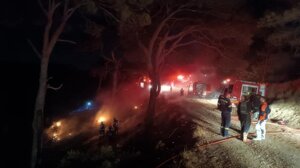 Σάμος: Μεθυσμένος οδηγός έπεσε στο γκρεμό με το ΙΧ και προκάλεσε φωτιά