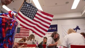 Βρετανικά ΜΜΕ: «Ο κόσμος αναμένει την τύχη της Αμερικής»