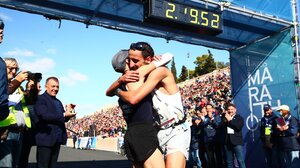 Συγκλονιστική στιγμή στον 41ο Μαραθώνιο: Ο νικητής Πιτσώλης αγκαλιάζει τον δεύτερο Καραΐσκο στον τερματισμό!
