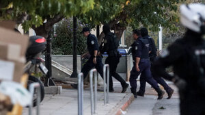 Έκρηξη στους Αμπελόκηπους: Στη φυλακή ο 31χρονος – Στον «Ευαγγελισμό» η ανακρίτρια για την απολογία της 32χρονης