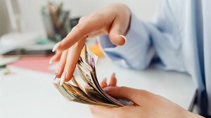 Έκανε... περιουσία στις πλάτες ανυποψίαστων ηλικιωμένων - Άρπαξε χιλιάδες ευρώ και κοσμήματα!