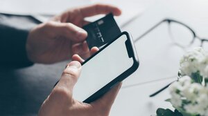 Πέταξε 80.000 ευρώ από το μπαλκόνι για να ... "εγχειριστεί" η κόρη του - Απάτη σε βάρος ηλικιωμένου!