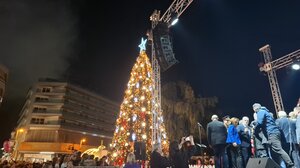 Κοσμοσυρροή στην Πλατεία Ελευθερίας για την φωταγώγηση του Χριστουγεννιάτικου Δέντρου - Βίντεο, φωτογραφίες