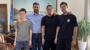 Συνάντηση Σημανδηράκη με τα παιδιά που βρήκαν "γεμάτο" πορτοφόλι και το παρέδωσαν