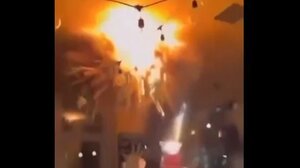 Παγκράτι: Η στιγμή που ξεσπά η φωτιά σε μπαρ – Ξεκίνησε από μια τούρτα γενεθλίων