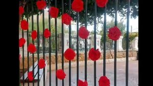 Μία σχολική καγκελόπορτα γεμάτη... γαρύφαλλα και μηνύματα!