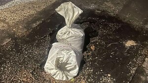 Έβαλαν σακιά για να καλύψουν τη λακκούβα!