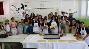 Μάθημα "φτιάχνω μουστοκούλουρα" για μαθητές του Δημοτικού Σχολείου Καστελλίου