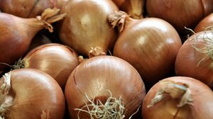 Γιατί δεν πρέπει να αποθηκεύετε ποτέ τα κρεμμύδια μαζί με τις πατάτες 