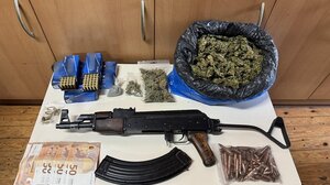 Μυλοπόταμος: χειροπέδες σε μέλη οικογένειας για χασίς και καλάσνικοφ