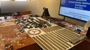 Οπλοστάσιο με αμμωνιοδυναμίτιδα, πυροκροτητές και αυτόματα βρέθηκε στη Δυτική Αττική