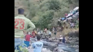 Πτώση λεωφορείου στην Ινδία: Τουλάχιστον 36 οι νεκροί 