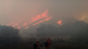 Πάνω από εκατό σπίτια έγιναν παρανάλωμα του πυρός κοντά στο Λος Άντζελες