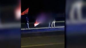 Μασκοφόροι με ναζιστικές σημαίες διαδήλωσαν έξω από θέατρο που θα ανέβει παράσταση για την Άννα Φρανκ 