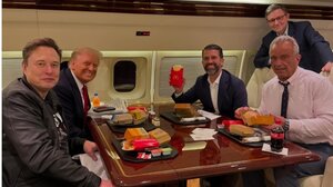 Τραμπ, Κένεντι και Μασκ: Τρώγοντας χάμπουργκερ υποσχέθηκαν να ξαναδώσουν στην Αμερική την υγεία της