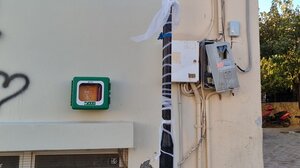 Βανδαλισμοί στην πλατεία Αγίας Μαρίνας - Έσπασαν τον απινιδωτή 