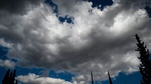 Καιρός: Παραμένει υψηλή η θερμοκρασία - Σε ποιες περιοχές θα βρέξει