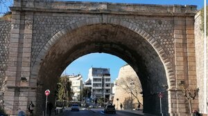 Αυτές οι ρωγμές κάνουν τη Χανιώπορτα ετοιμόρροπη -Δείτε φωτογραφίες