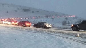 ΕΛΑΣ για ουρές οχημάτων στην Αράχωβα: Ακινητοποιήθηκαν ηλεκτρικά ΙΧ λόγω των χαμηλών θερμοκρασιών