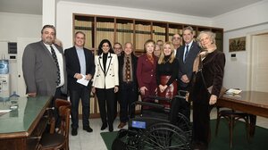 Δωρεά αναπηρικού αμαξιδίου στο Μουσείο Τύπου της ΕΣΗΕΠΗΝ