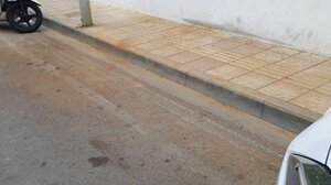 «Έχουν αφήσει τα χώματα στο πεζοδρόμιο της Παρασκευοπούλου και περιμένουν να τα ξεπλύνει η βροχή»