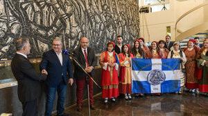 Τα κάλαντα στον Δ. Κουτσούμπα στον Περισσό είπε η Παναρκαδική Ομοσπονδία Ελλάδας