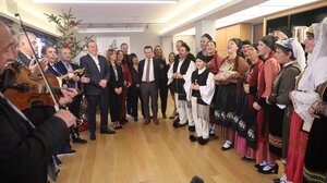 Χριστουγεννιάτικα κάλαντα στον Σωκράτη Φάμελλο και ανταλλαγή δώρων στην Κουμουνδούρου