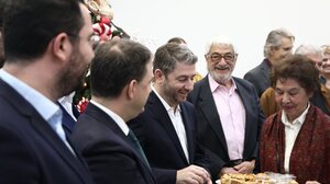 Πρωτοχρονιάτικα κάλαντα στον Πρόεδρο του ΠΑΣΟΚ από νέους της Πανελλήνιας Ομοσπονδίας Πολιτιστικών Κρητικών Σωματείων