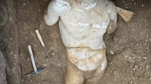 Εντοπίστηκε και δεύτερο άγαλμα κοντά στο Ηρώδειο