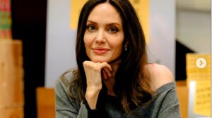 Angelina Jolie: Ξυπόλυτη στο πλατό τηλεοπτικής εκπομπής