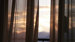 Μπούκαρε από την μπαλκονόπορτα και έκλεψε τσαντάκι με 300 ευρώ