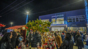 Φωταγωγήθηκε το χριστουγεννιάτικο δέντρο στο Αρκαλοχωρι