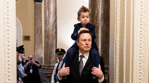 Στο Καπιτώλιο ο Έλον Μασκ με τον 4χρονο γιο του: Κάνουν ακόμη και τις ίδιες γκριμάτσες