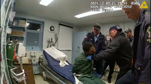 Νέα Υόρκη: Βίντεο που σοκάρουν δείχνουν κρατούμενο να ξυλοκοπείται από φύλακες πριν από τον θάνατό του