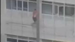  Φυλακισμένος απέδρασε αλά Spiderman