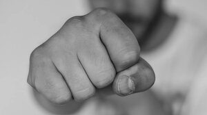 Μπήκαν τα ξημερώματα στο σπίτι τους, τους ξυλοκόπησαν και τράπηκαν σε φυγή