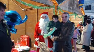 Φωταγωγήθηκε το χριστουγεννιάτικο δέντρο στην πλατεία Σπηλίου